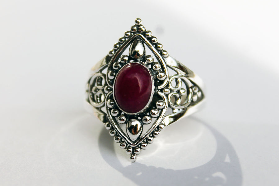 Silberring gekrönter Rubin