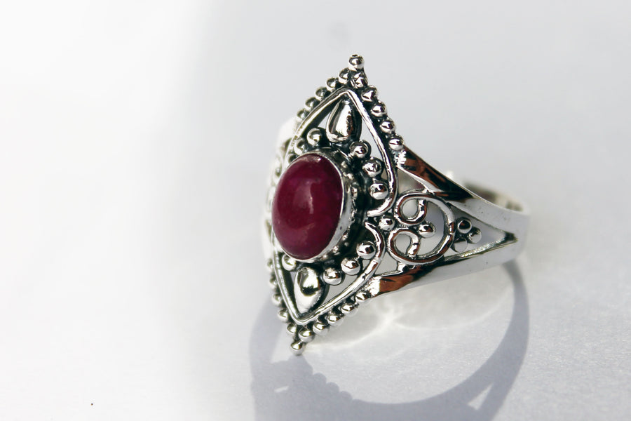 Silberring gekrönter Rubin