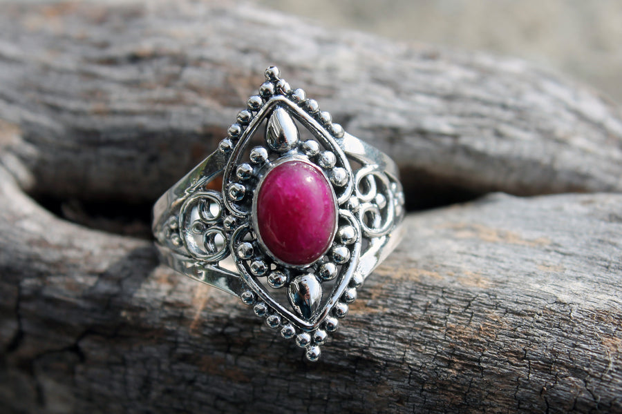 Silberring gekrönter Rubin