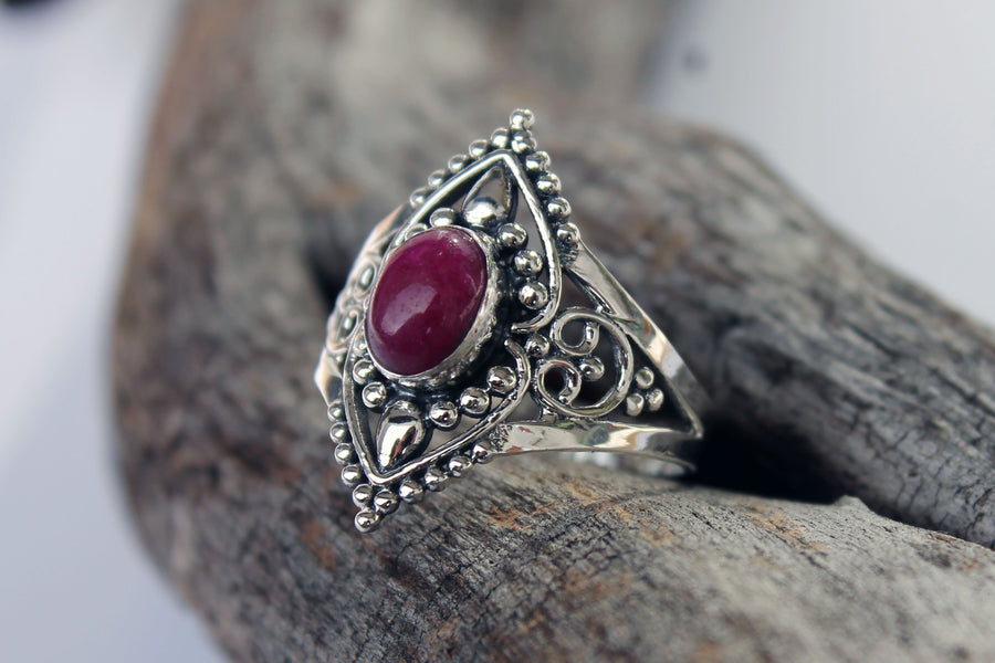 Silberring gekrönter Rubin