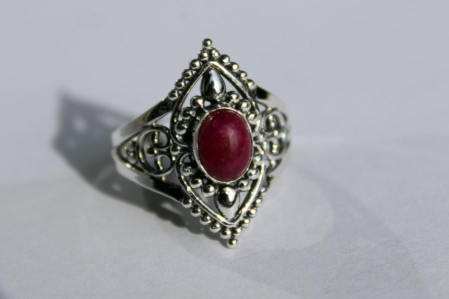 Silberring gekrönter Rubin