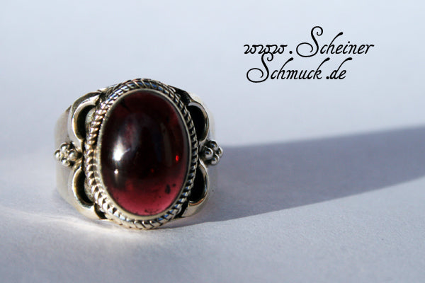 Silberring Madame Granat
