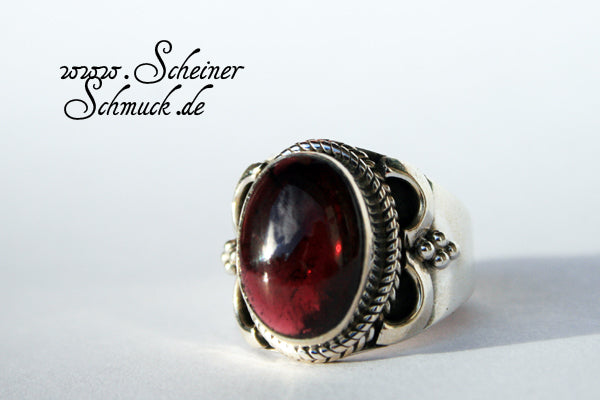 Silberring Madame Granat