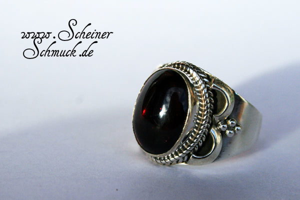 Silberring Madame Granat